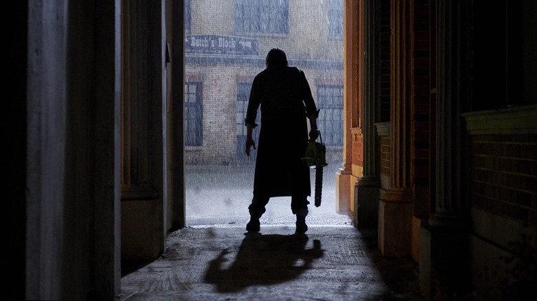 Mark Burnham est rétro-éclairé par une nuit pluvieuse au clair de lune en tant que cuir 