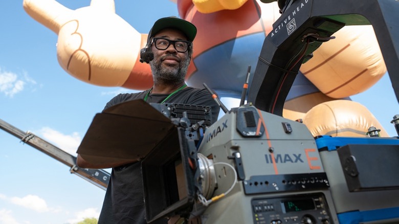 Jordan Peele se dirige devant un gonflable sur l'ensemble de non