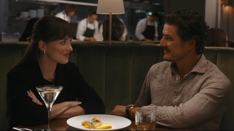 Lucy et Harry partagent un dîner de fantaisie dans les matérialistes