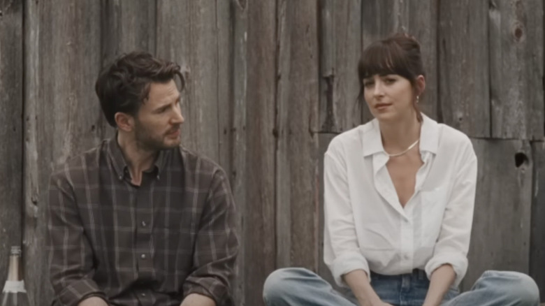 John et Lucy se reconnectent dans les matérialistes