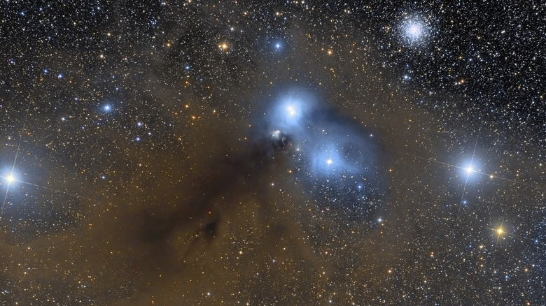Corona Australis dans le ciel étoilé avec un nuage de poussière