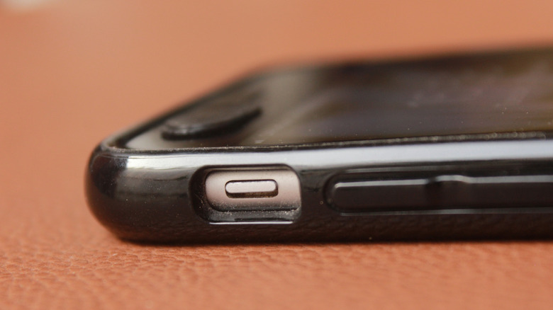 Gros plan de l'anneau iPhone / interrupteur silencieux