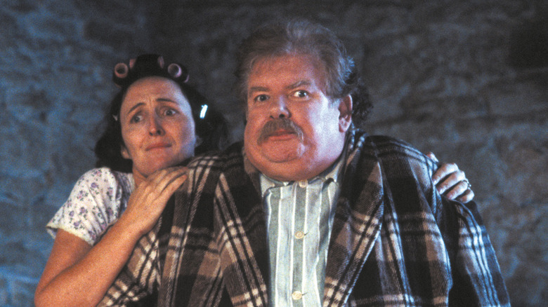 Pétunia se cachant derrière Vernon à Harry Potter et la pierre du sorcier