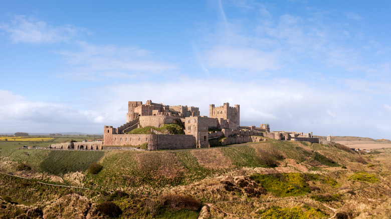 Vue aérienne du château de Bamburgh et des dunes de sable sur la côte de Northumberland