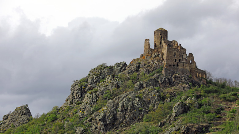 Ruines du château de juge à Auvergne, France