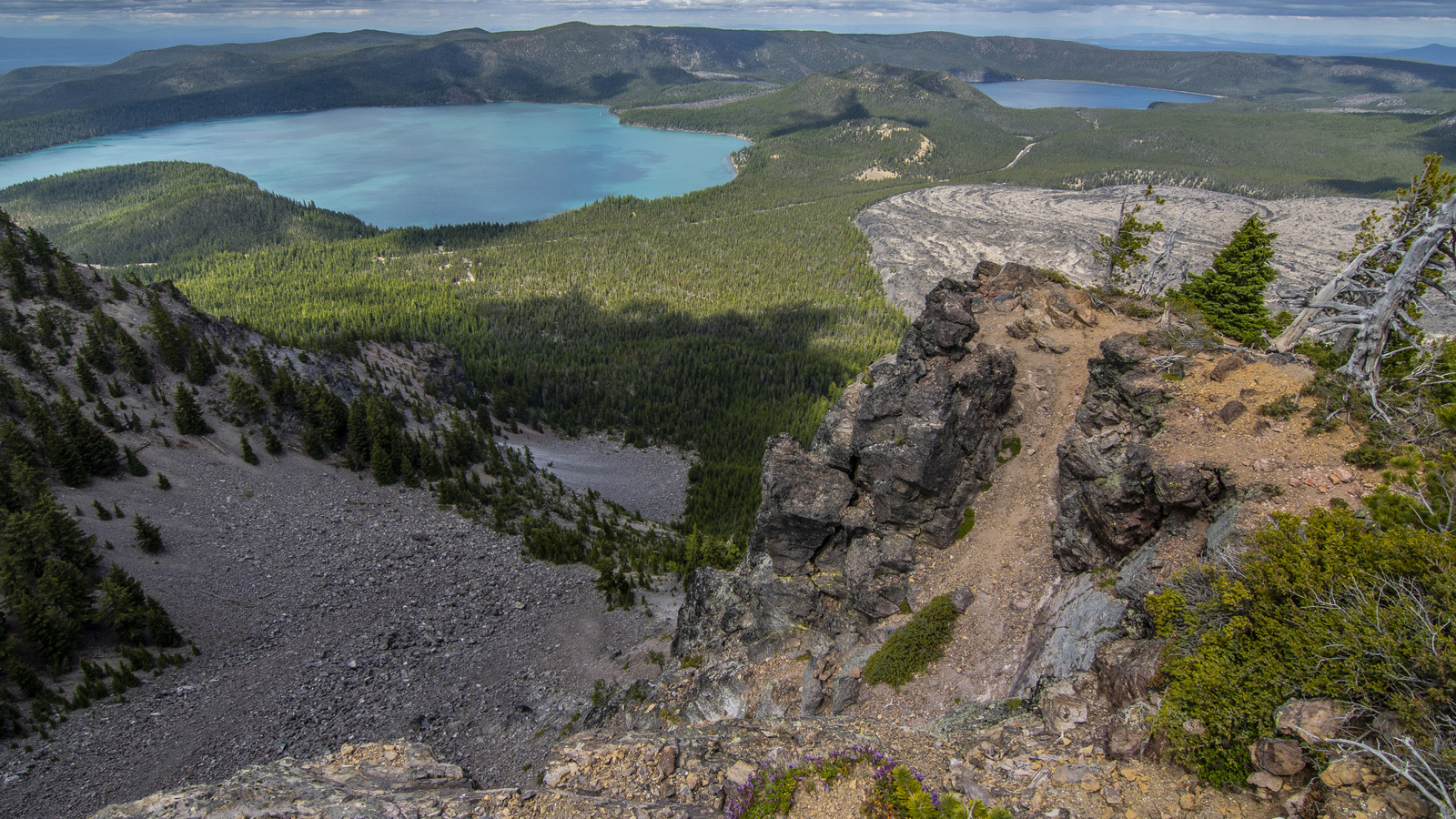 Le monument naturel pittoresque de l'Oregon est un spectacle étonnant dans la forêt nationale de Deschutes