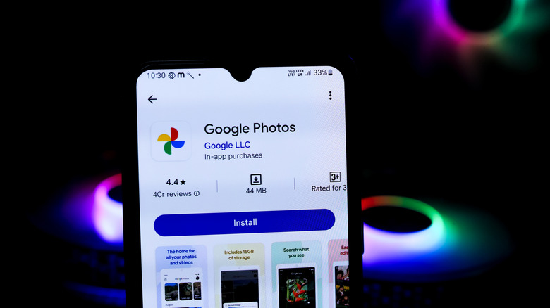 Smartphone montrant l'application Google Photos dans le Google Play Store.