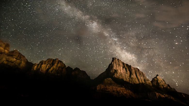 La voie lactée au-dessus des crêtes du parc national de Zion, Utah