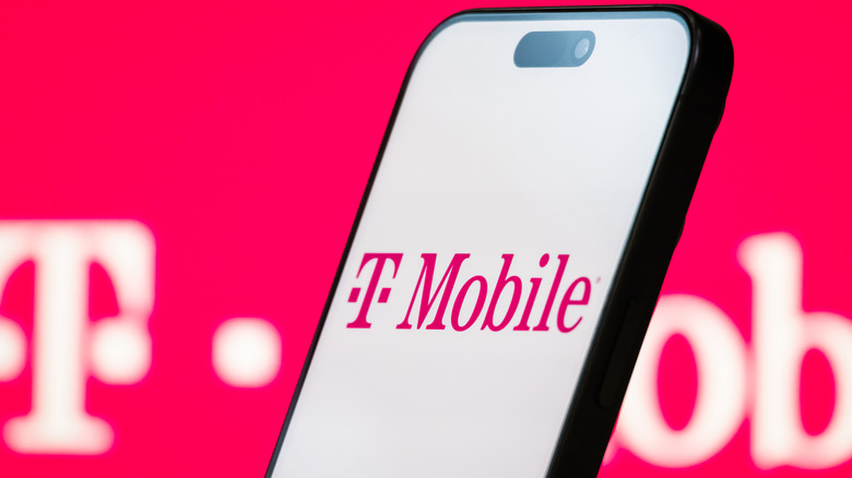 Logo T-Mobile sur et derrière un smartphone