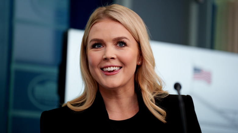 Karoline Leavitt à la Maison Blanche dans une veste noire