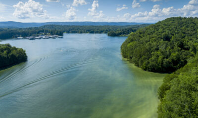 Un lac du Tennessee avec des parcs d'État touchant son rivage est un paradis pour amoureux de la nature