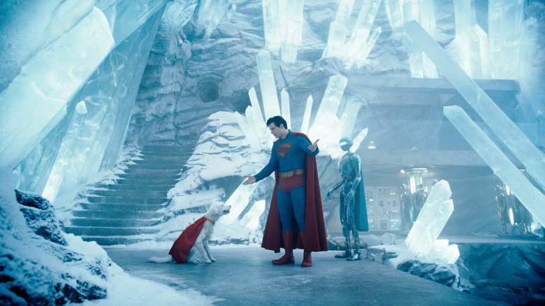 David Corenswet en tant que Superman debout dans la forteresse de la solitude à côté de Krypto le Superdog de Superman