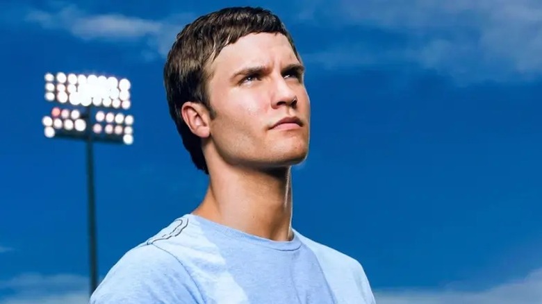 Scott Porter frappe une pose QB1 sous le nom de Jason Street à Friday Night Lights