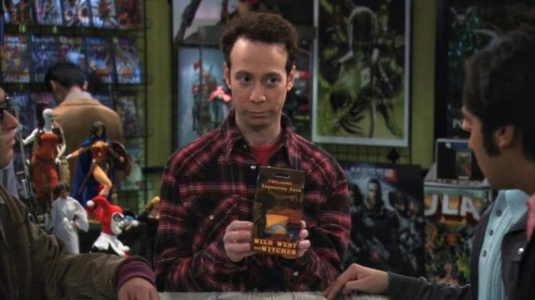 Kevin Sussman tient une bande VHS spéciale en tant que Stuart Bloom dans la théorie du Big Bang