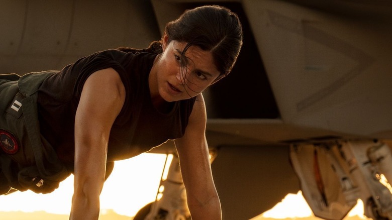 Monica Barbaro en tant que Natasha Trace / Phoenix dans Top Gun: Maverick