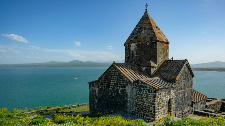 Le monastère de Sevanavank sur les rives du lac Sevan, Arménie