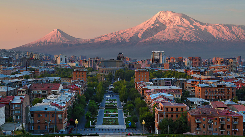 La capitale de l'Arménie, Erevan, avec le mont Ararat en arrière-plan