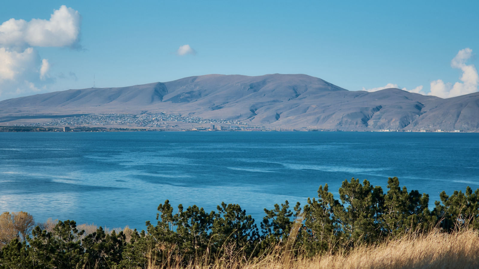 Ce pays sans littoral possède certaines des plages les plus sous-estimées d'Asie pleine de vues sur la montagne
