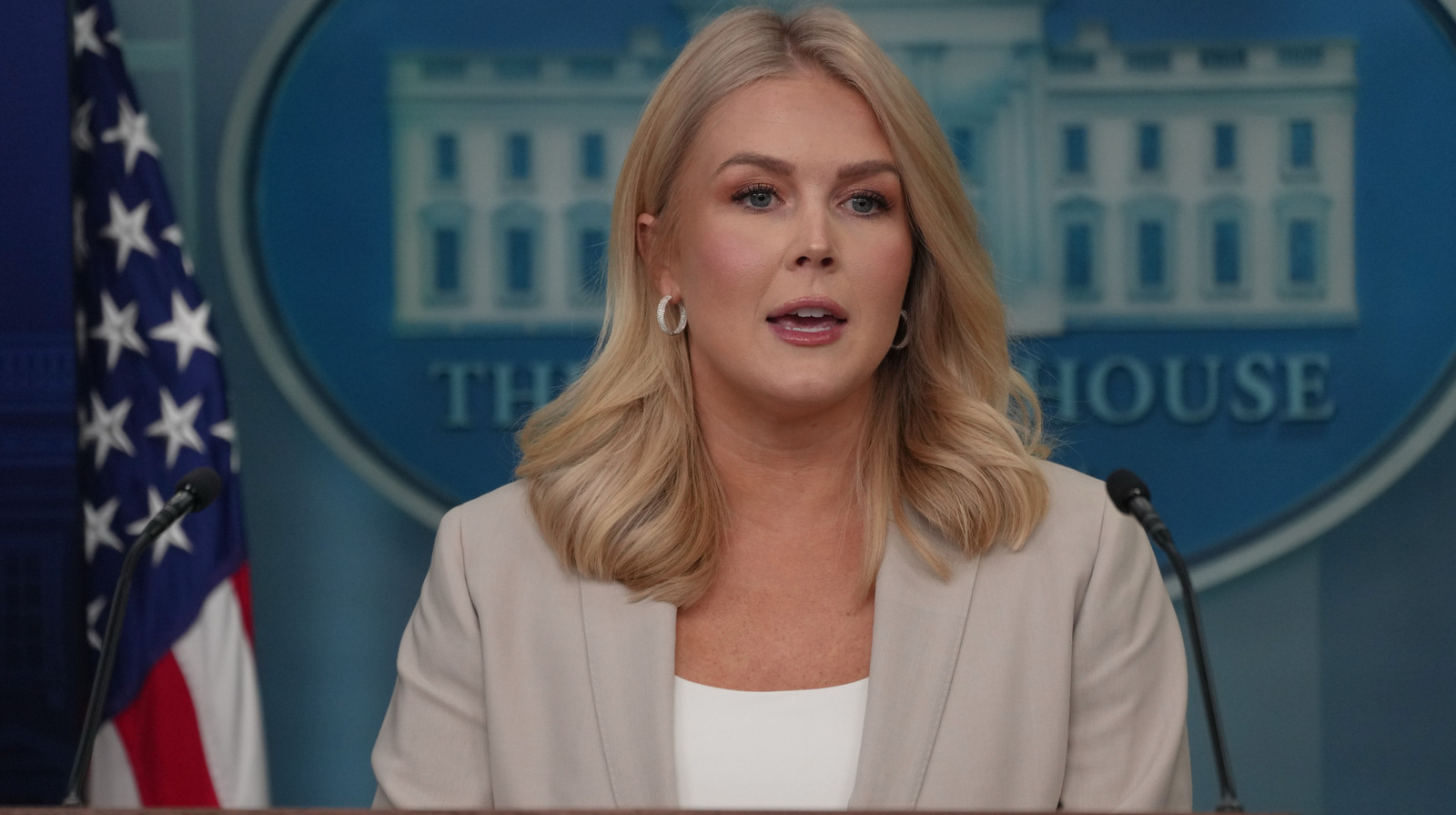 5 fois Karoline Leavitt a secoué les looks à longues jambes