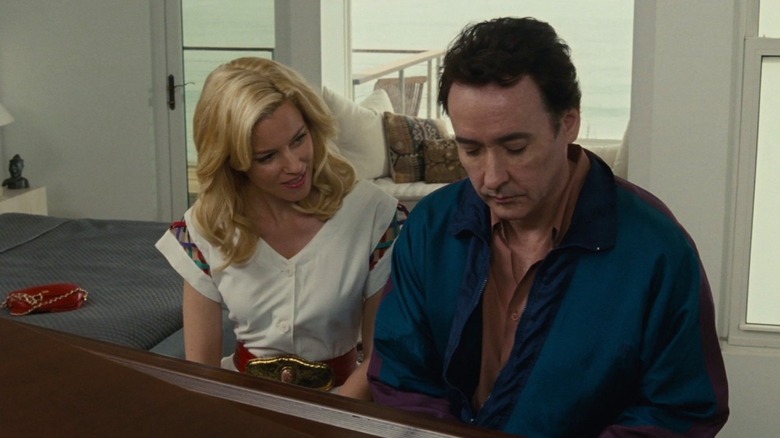 John Cusack en tant que Brian Wilson est assis à un piano avec Elizabeth Banks comme Melinda Ledbetter dans Love & Mercy