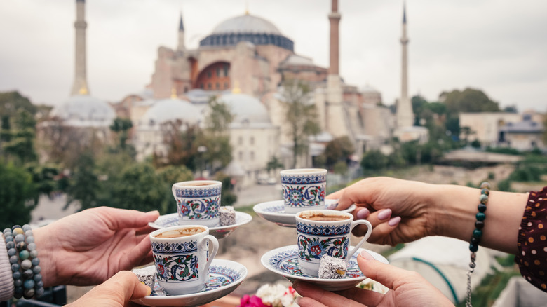 Quatre femmes aiment le café devant le Hagia Sofia à Istanbul
