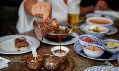 La méthode bizarre des touristes doit savoir avant de commander du café en dinde, par Rick Steves