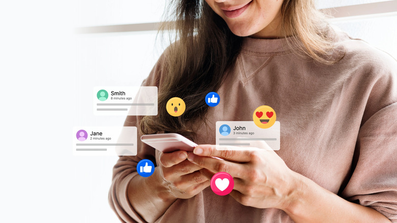 Une femme entre dans les publications sur les réseaux sociaux dans son téléphone