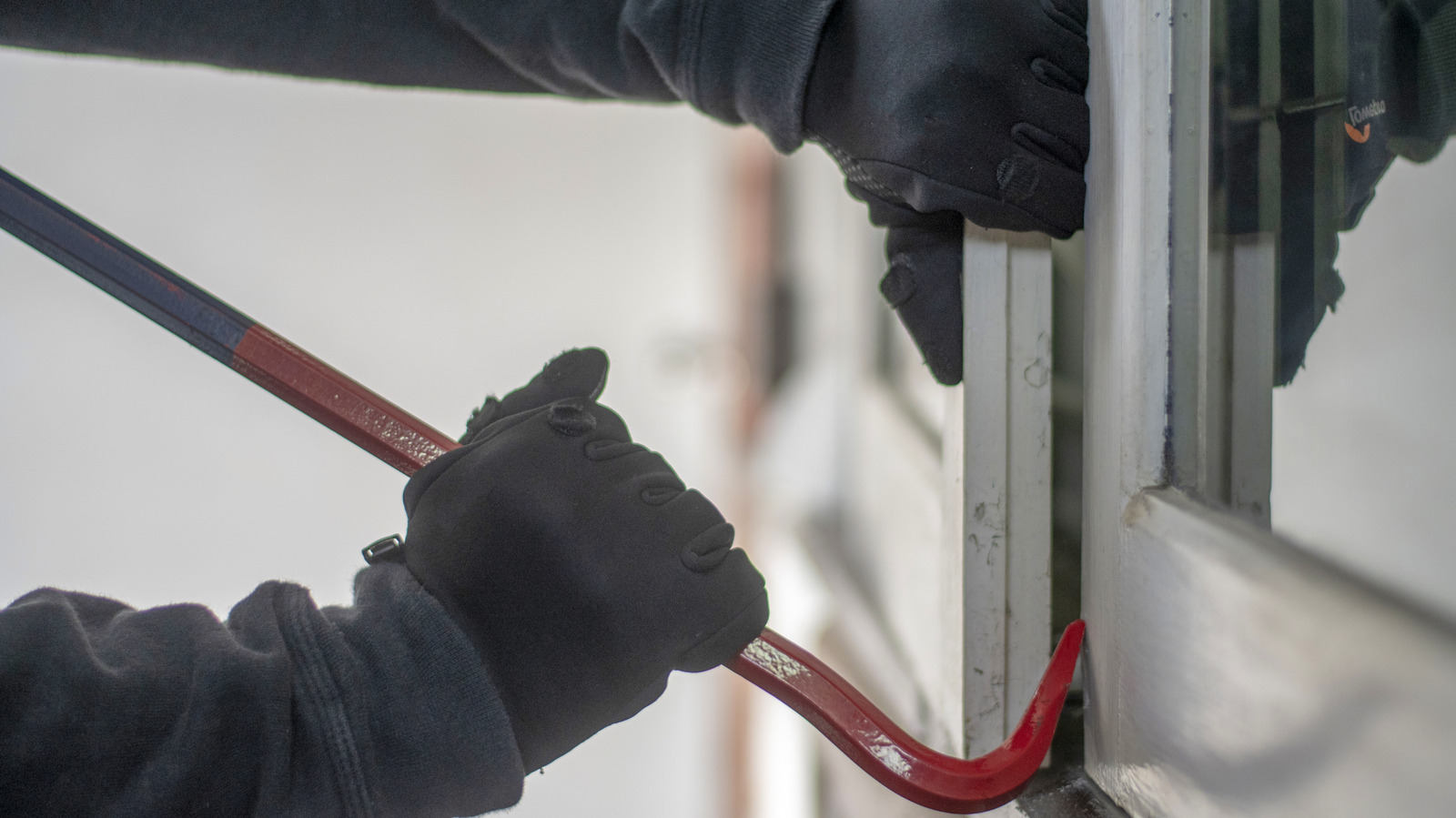 Étapes simples pour dissuader les cambrioleurs pendant que vous êtes parti en vacances