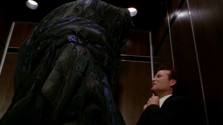 Frank Cross est menacé par le fantôme de Christmas Future à Scrooged