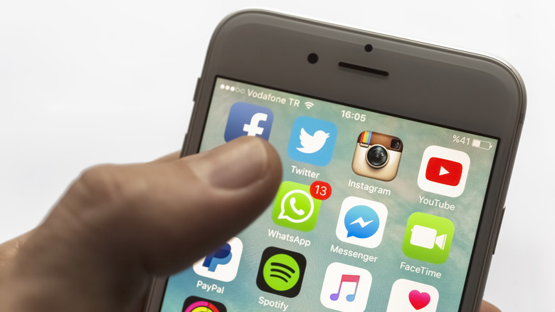Personne ouvrant WhatsApp sur iPhone 6s