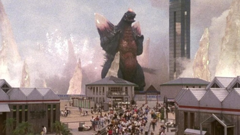 SpaceGodzilla attaquant une ville de Godzilla contre SpaceGodzilla