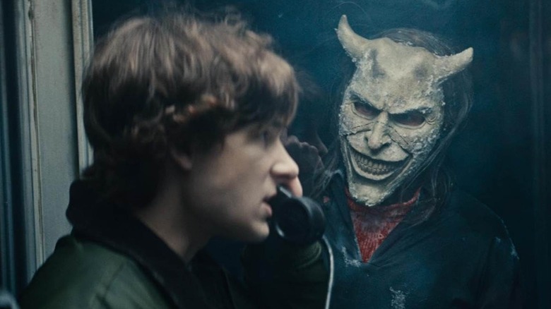 Mason Thames sur le téléphone noir avec le Grabber à l'extérieur de la cabine téléphonique