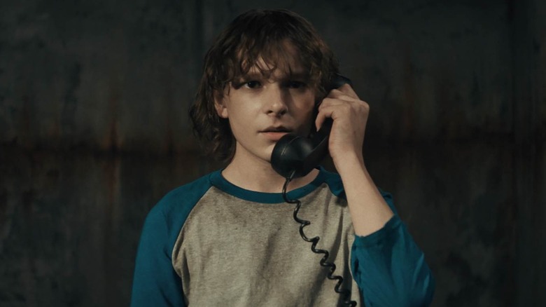 Mason Thames sur le téléphone noir