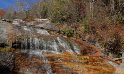 Niché sous les collines brumeuses de la cascade de Caroline du Nord se trouve un trou de baignade avec des randonnées charmantes