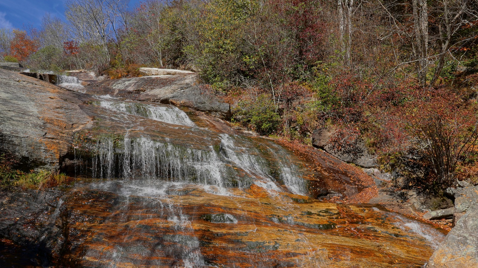 Niché sous les collines brumeuses de la cascade de Caroline du Nord se trouve un trou de baignade avec des randonnées charmantes