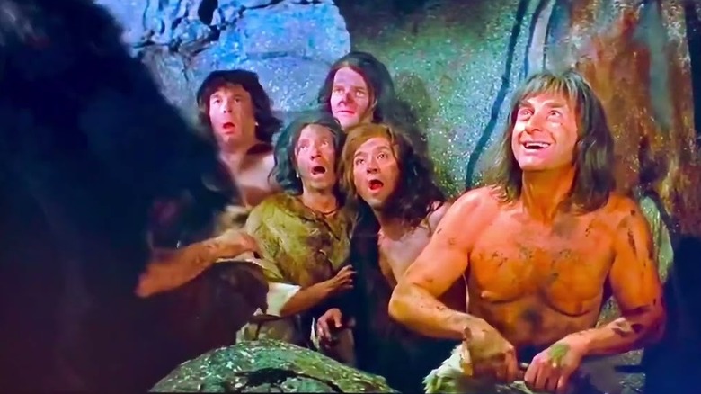 Le chef des cavernes et ses hommes des cavernes bénéficient d'un divertissement primitif dans l'histoire du monde, partie 1