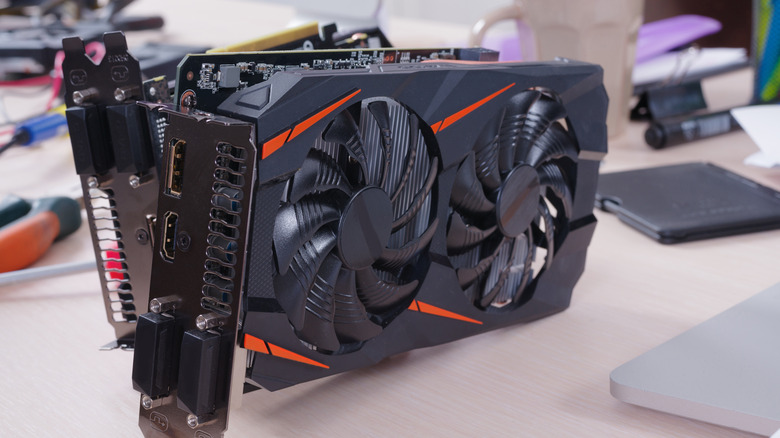 Carte graphique avec deux fans sur un établi