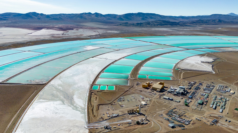 Champ de pools d'évaporation au lithium