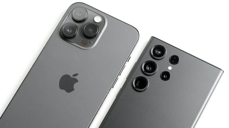 iPhone et Samsung Galaxy côte à côte