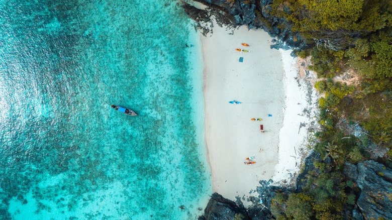 Images aériennes de la plage de Nui Phuket Thaïlande