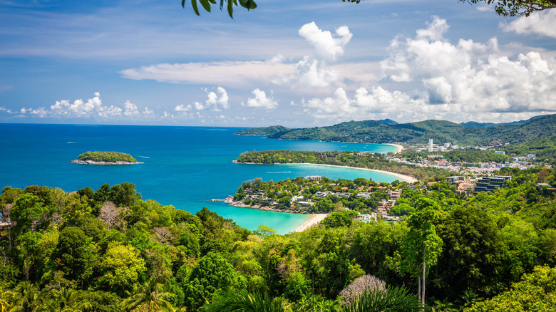 Vue de point de vue kata-karon avec trois plages à regarder
