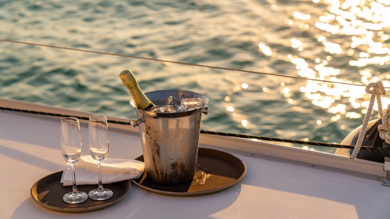 Seau à champagne avec deux lunettes sur des plateaux sur un navire