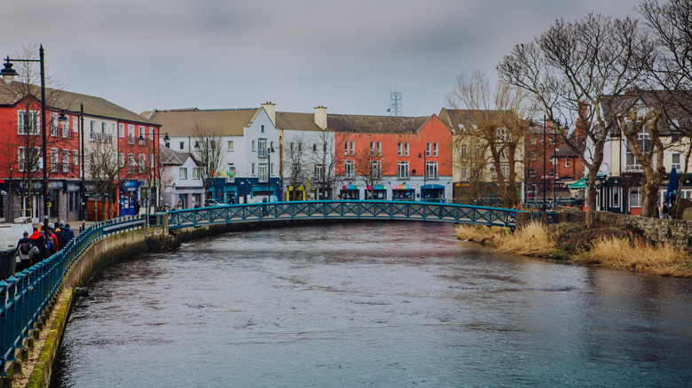 Une rivière traversant une ville avec des bâtiments colorés