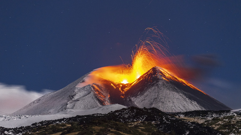Éruption d'une étna enneigée du mont Snowy