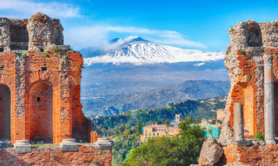 Le plus grand volcan de l'Europe est parmi les plus actifs du monde avec une randonnée passionnante et des vues ardent