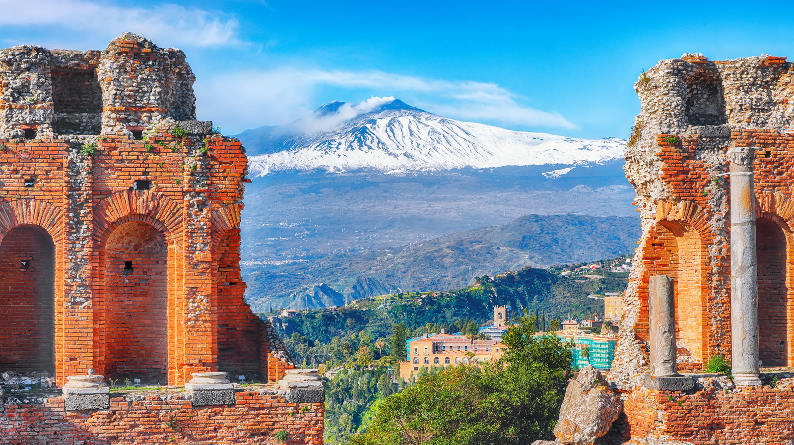 Le plus grand volcan de l'Europe est parmi les plus actifs du monde avec une randonnée passionnante et des vues ardent