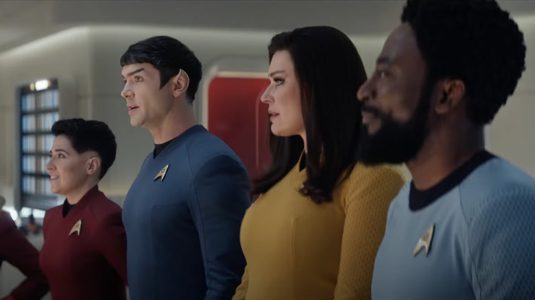 Le casting de Star Trek: Strange New Worlds debout les uns les uns à l'autre