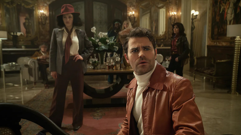 James Kirk dans des vêtements civils à l'ancienne, l'air confus