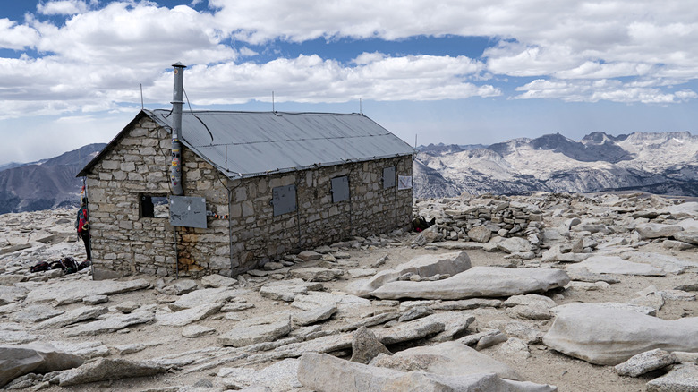 Une cabine en pierre marque le sommet de Mt. Whitney, Californie