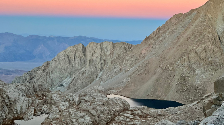 Le soleil se couche sur les pentes dénudées du mont Whitney, Californie